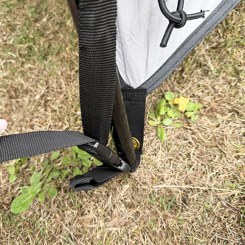 Tenda da campeggio a doppio strato che si collega alla parte posteriore di un veicolo