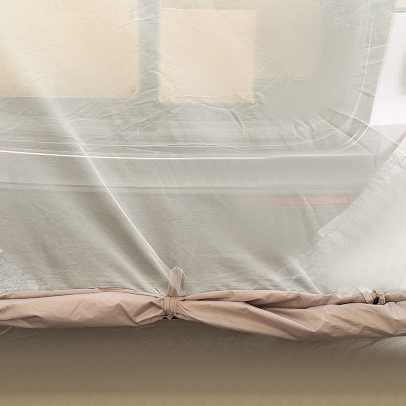 Tenda da campeggio a doppio strato che si collega alla parte posteriore di un veicolo