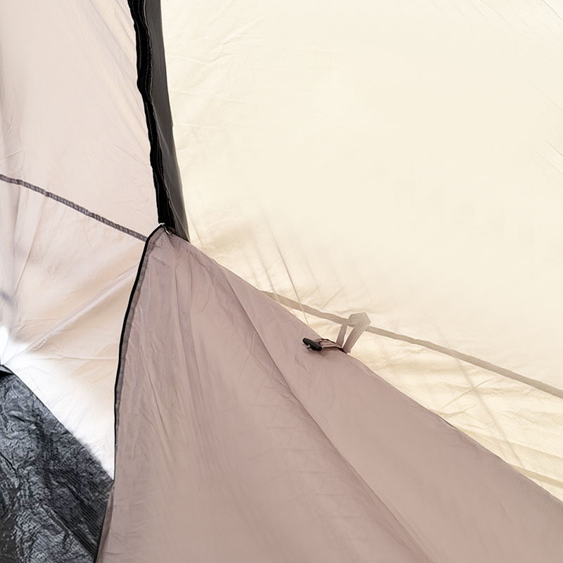 Tenda da campeggio a doppio strato che si collega alla parte posteriore di un veicolo