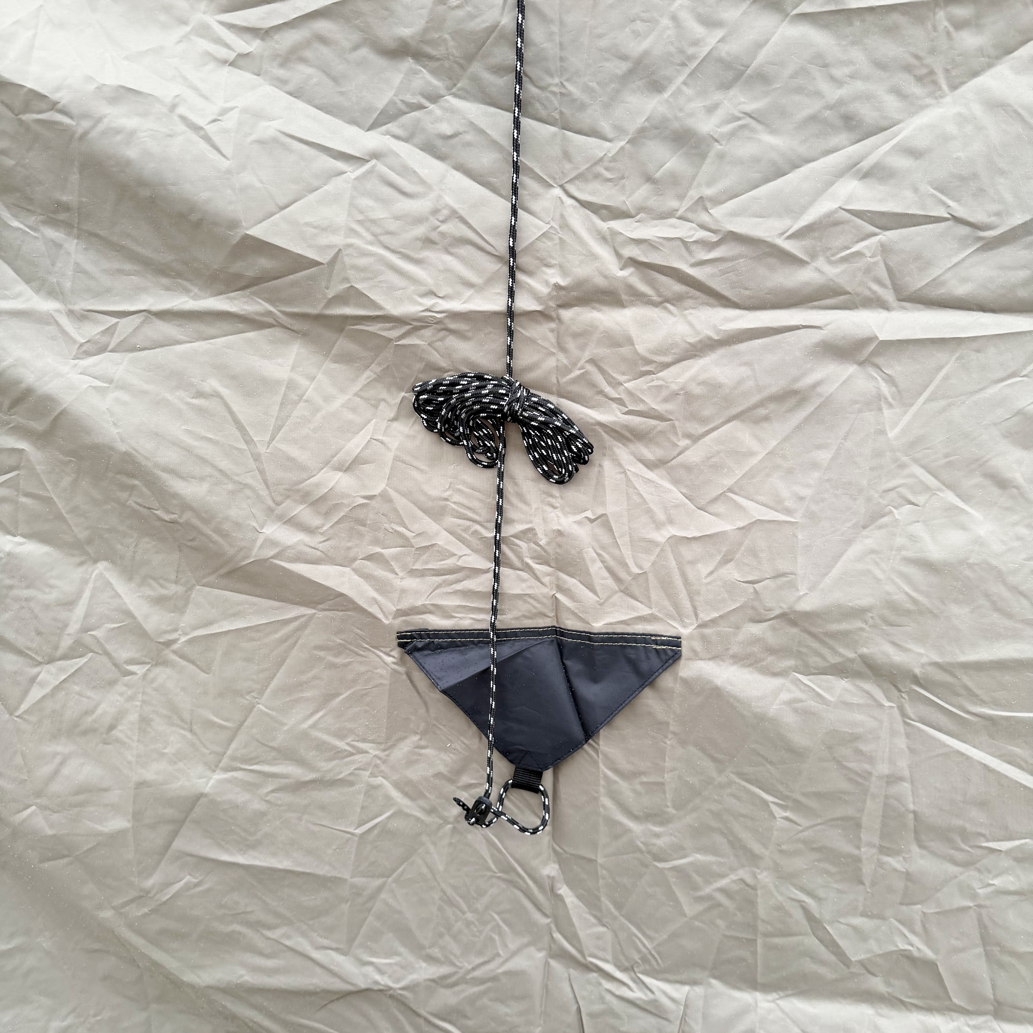 Tenda da campeggio a doppio strato che si collega alla parte posteriore di un veicolo