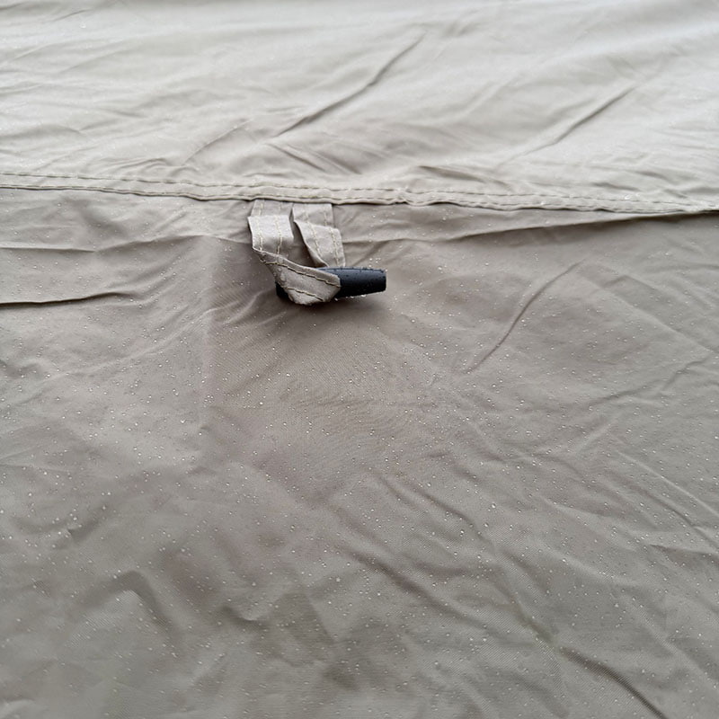 Tenda da campeggio a doppio strato che si collega alla parte posteriore di un veicolo