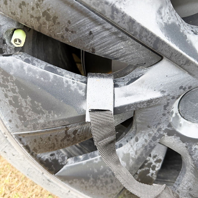 Tenda da campeggio a doppio strato che si collega alla parte posteriore di un veicolo