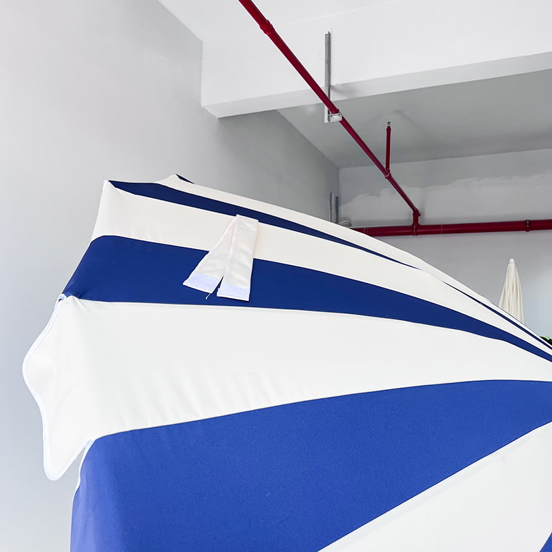 Ombrello pagoda patchwork blu e bianco da 2,5 m