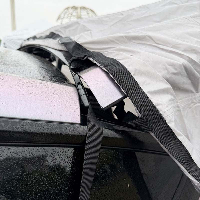 Tenda da campeggio a doppio strato che si collega alla parte posteriore di un veicolo