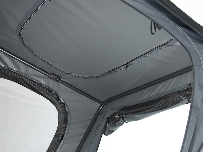 Tenda da campeggio sul tetto con scala Tenda da campeggio sul tetto con scala
