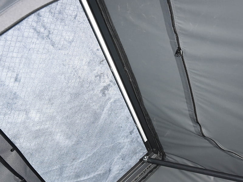 Tenda da campeggio sul tetto con scala Tenda da campeggio sul tetto con scala