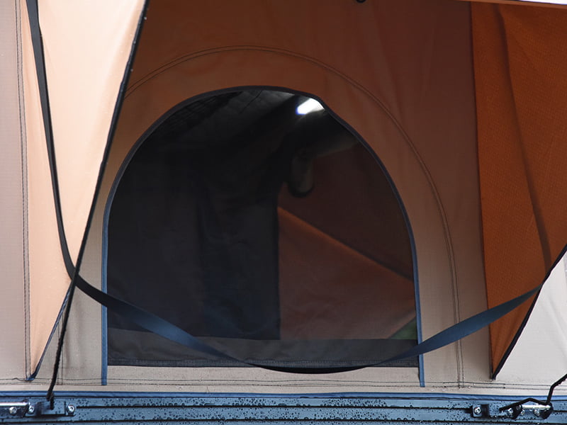 Tenda da campeggio sul tetto con scala Tenda da campeggio sul tetto con scala