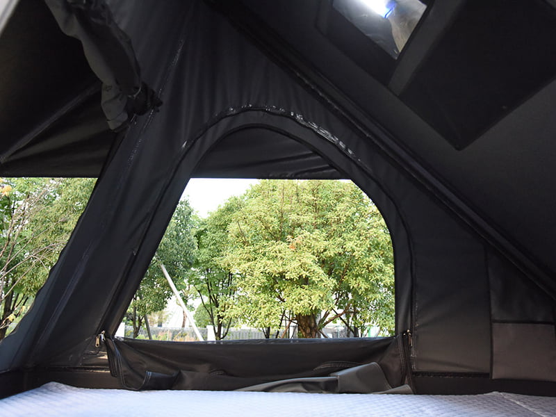 Tenda da campeggio sul tetto con scala Tenda da campeggio sul tetto con scala