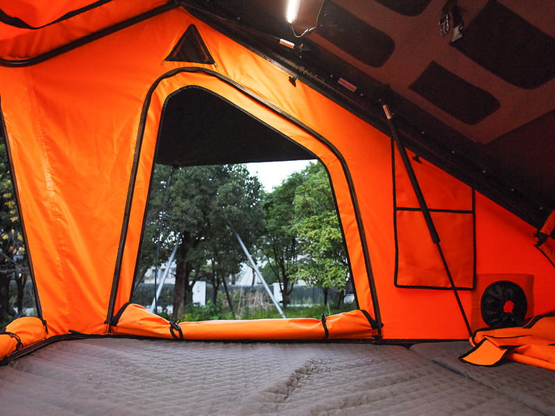 Tenda da campeggio sul tetto con scala Tenda da campeggio sul tetto con scala